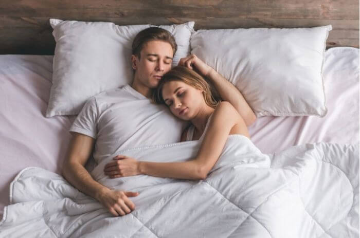 mơ thấy ngủ với người lạ đánh con gì
